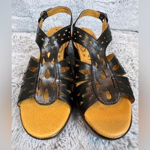 Bare Traps Dallas Wedge Sandal- Sz 8W
